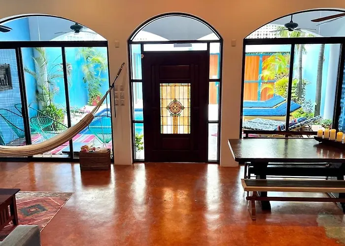 Near Beach! Everyone Loves Villa, Private Pool Casa de férias *